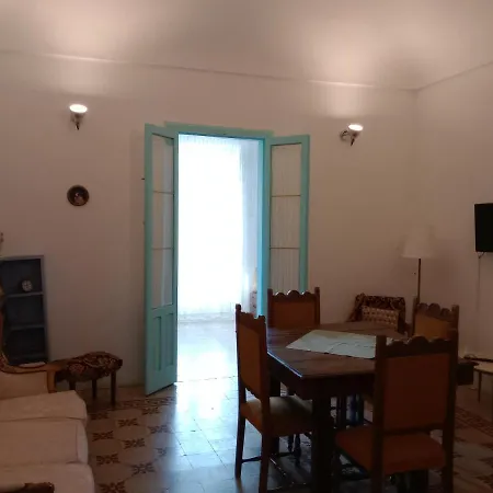 Curry Apartment *